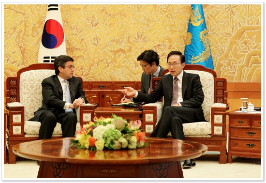 President Lee discusses Korea-Latin America cooperation with IDB head 