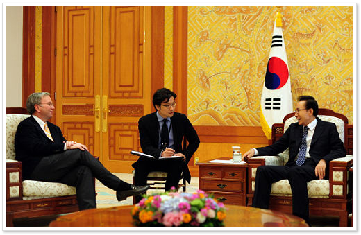 President Lee meets Google executive Eric Schmidt