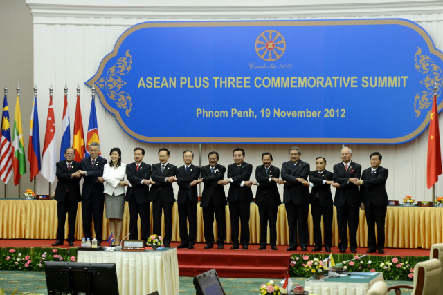 19  į  ǽ 縮  Ƽ ASEAN+3 ȸǿ ȸ ۿ ռ ̸   Ƽ+3    Կϰ ִ.