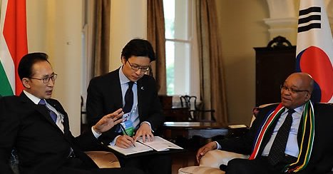 ����: ��������ī��ȭ���� �湮���� ������� 5�� ���ݿ� �ִ� ���ư� ����� ������ ''ŷ�� �Ͽ콺''���� ������ �ָ� ���ư� ����ɰ� ����ȸ���� �������ϴ�.����ɰ� �ָ� ������� �ܵ� ȸ�㿡�� ���������� ������ ���ڷ�, ������ ����� ������ �ڿ� �о� ���� Ȯ�� �� �籹�� ���� ���� ������ȿ� ���ؼ� �����߽��ϴ�.�� �籹 ������ �ű� ���� �� ������ ���ڷ� �Ǽ�, ���ڷ� �о� �����Ʒð� �������� ��� ������ ��ȭŰ�� �����߽��ϴ�.������� �̾� ������ī ������ G20 ����ȸ�� ȸ�������� ���� �ִ� ���� �뱹�� ���ư��� �������� ���ĺ�ȭ �� ���ߵ��� ����������, �������뿡�� ���� � ���ؼ��� �ǰ��� ��ȯ�߽��ϴ�.