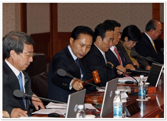 The President, Chinese Premier Wen Jiabao (middle) and Japanese Prime Minister Yukio Hatoyama (right) at trilateral summit on Saturday (Oct. 10).